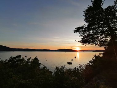 Gölün üzerinde gün batımı Küçük tekneler ve güzel renkler