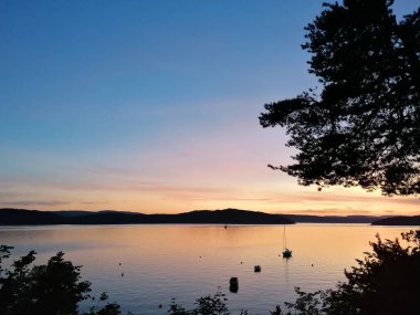 Gölün üzerinde gün batımı Küçük tekneler ve güzel renkler