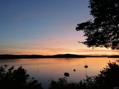 Gölün üzerinde gün batımı Küçük tekneler ve güzel renkler