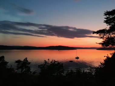 Gölün üzerinde gün batımı Küçük tekneler ve güzel renkler