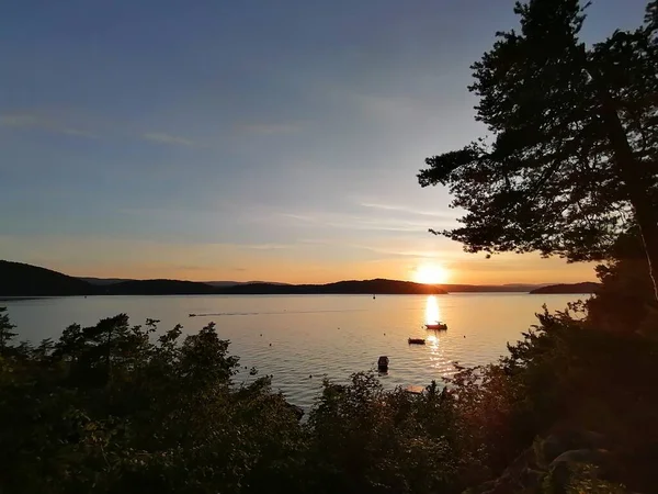 Solnedgång Över Sjön Med Små Båtar Och Vackra Färger — Stockfoto