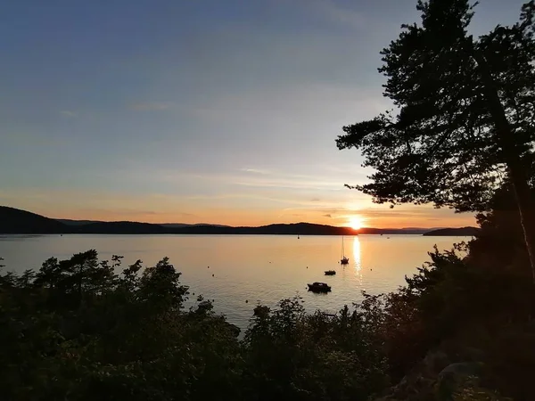 Gölün üzerinde gün batımı Küçük tekneler ve güzel renkler