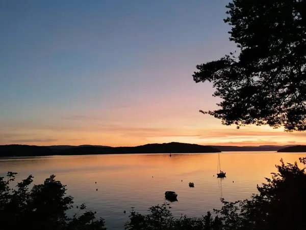 Solnedgång Över Sjön Med Små Båtar Och Vackra Färger — Stockfoto