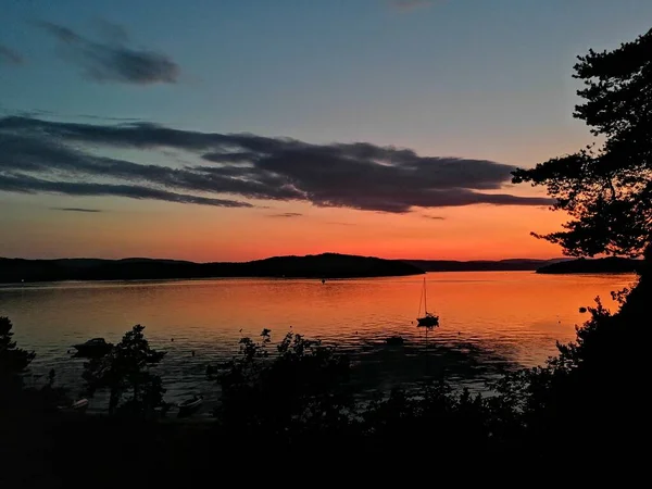 Sonnenuntergang Über Dem See Mit Kleinen Booten Und Schönen Farben — Stockfoto
