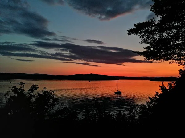 Закат Над Озером Маленькими Лодками Красивыми Цветами — стоковое фото