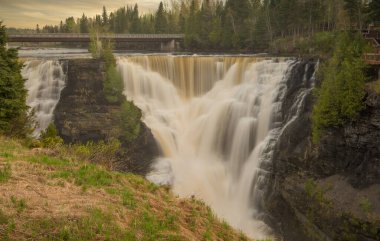 Şelalenin günbatımı yüksek kayalıklardan aşağı dökülüyor. 