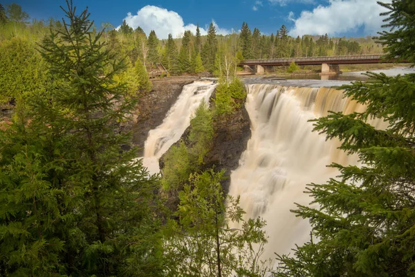 Paesaggio Paesaggistico Cascata Fluente Circondato Alberi Illuminati Dal Sole — Foto Stock