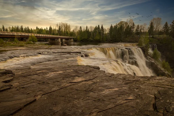 Vista Sul Tramonto Della Cascata Che Scende Cascata Lungo Alte — Foto Stock