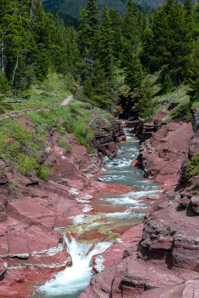 Montana Daki Buzul Ulusal Parkı Ndaki Kayaların Üzerinden Akan Akarsu — Stok fotoğraf