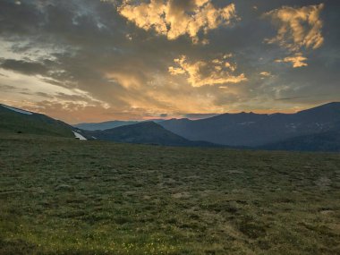 Dağlık arazi, dağlarda gün batımı