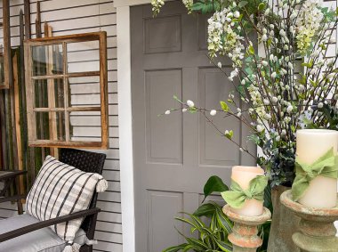 Evin önünde rahat bir oturma alanı. Ön kapı girişi.