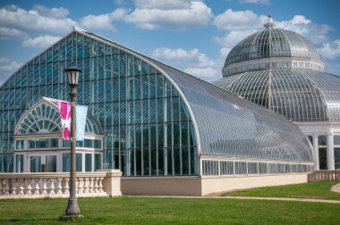 Gelin Park Hayvanat Bahçesi ve Çimenli çimlerde kubbesi olan modern cam bina 