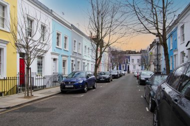 Farm Place, Kensington, Londra, İngiltere - 05 Mart 2021: Sunset 'teki renkli evler (W8) - Editoral Kullanım Sadece