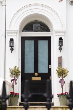 Kensington, Londra, İngiltere, Birleşik Krallık - 05 Mart 2021: 45 Argyll Rd 'de çiçek açan ağaç (W8 7DA) - Editörlük Sadece Kullanım