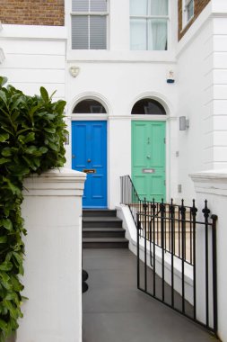 Portland Yolu, Notting Hill, Londra, İngiltere - W11 4LQ 'da 05 Mart 2021 Renkli Kapılar