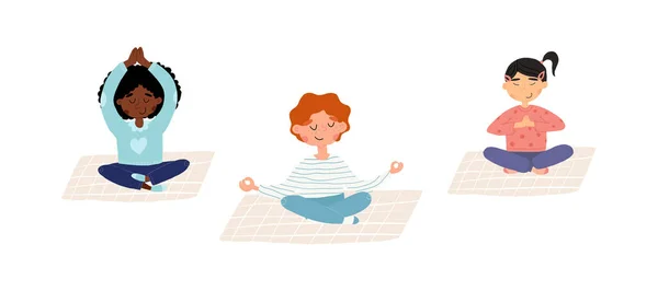 Mignon jeu de méditation pour enfants. Garçons et filles faisant des exercices de yoga et de respiration dans diverses poses sur fond isolé. — Image vectorielle