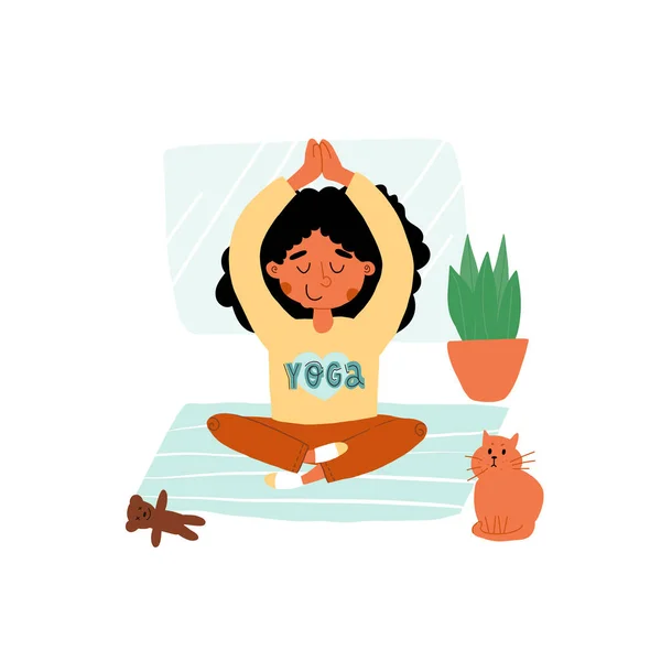 Indiska eller latinska flicka i t-shirt med Yoga tecken sätta ner en leksak och mediterar i lotus eller padmasana pose med händerna upp. — Stock vektor