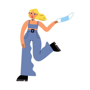 Şirin stil sahibi kız mutlu. Karantinanın sonunda maske takıp eğleniyor. Artık evde kalmaya gerek yok.. 