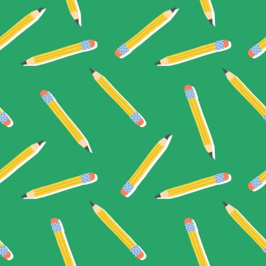 Okulun kusursuz bir düzeni var. Yeşil arkaplanda sarı grafit kalemler.