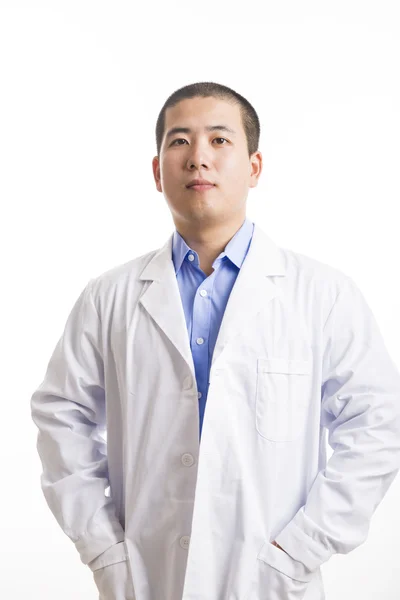 Jovem médico de pé isolado no branco — Fotografia de Stock