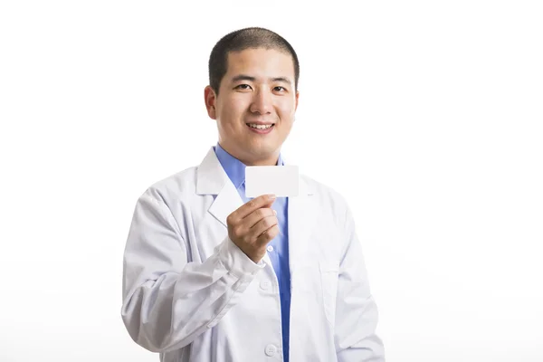 Giovane medico in piedi isolato su bianco — Foto Stock