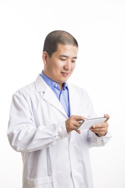 genç bir doktor olarak izole beyaz ayakta