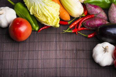 Bambu hasır üzerinde taze sebze