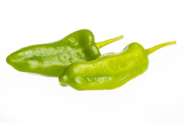 Beyaz arka plan üzerinde izole yeşil biber