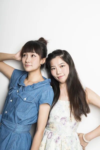 Δύο χαμογελαστά κορίτσια της Ασίας — Φωτογραφία Αρχείου
