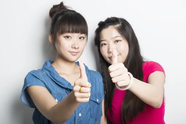 Дві усміхнені азіатські дівчата — стокове фото