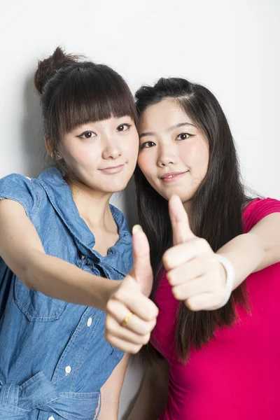 Deux filles asiatiques souriantes — Photo