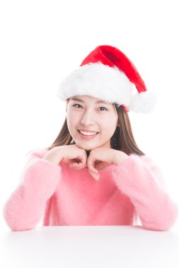 Genç Asyalı kadın üzerinde beyaz izole Noel şapka ile.