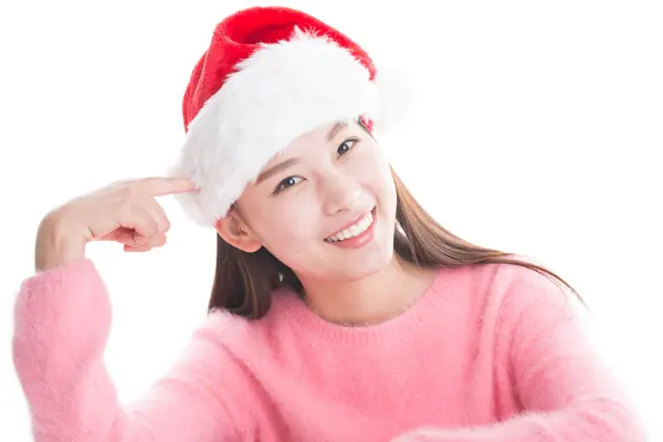 Mladá asijská žena s vánoční čepici izolované na bílém. — Stock fotografie