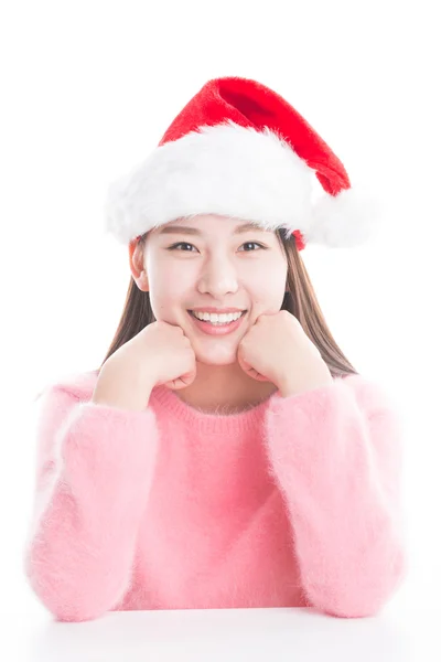 Jeune femme asiatique avec chapeau de Noël isolé sur blanc . — Photo