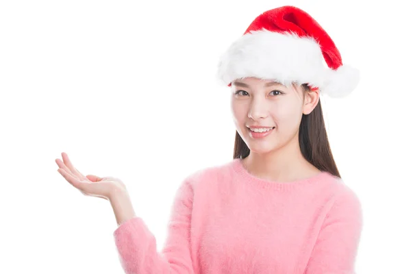 Joven mujer asiática con sombrero de Navidad aislado en blanco . — Foto de Stock