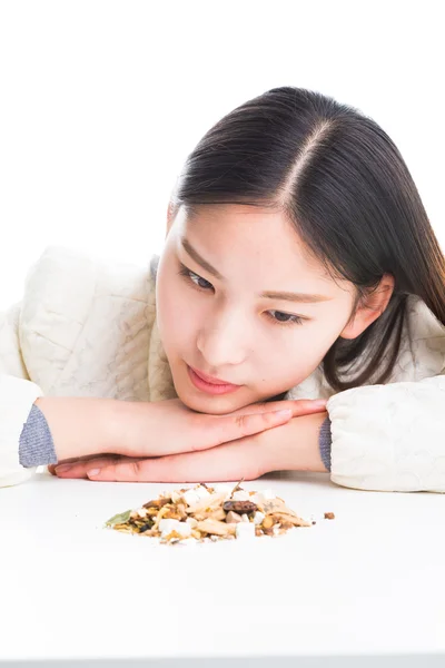 Looking at a pile of Chinese herbs. — Stock Photo, Image