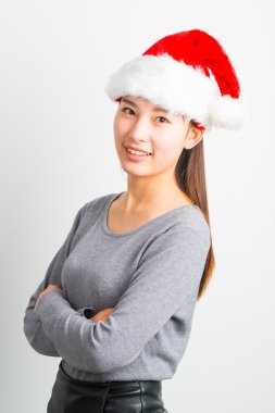 Genç Asyalı kadın üzerinde beyaz izole Noel şapka ile.