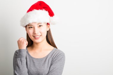 Genç Asyalı kadın üzerinde beyaz izole Noel şapka ile.