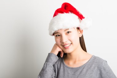 Genç Asyalı kadın üzerinde beyaz izole Noel şapka ile.