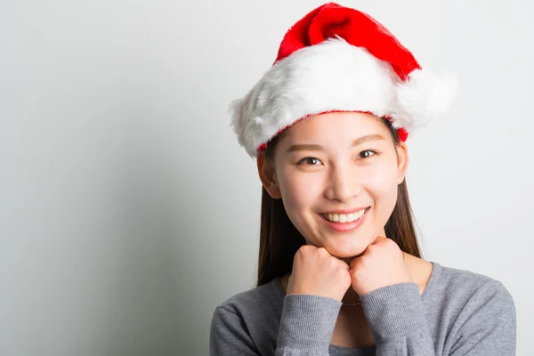 Jeune femme asiatique avec chapeau de Noël isolé sur blanc . — Photo