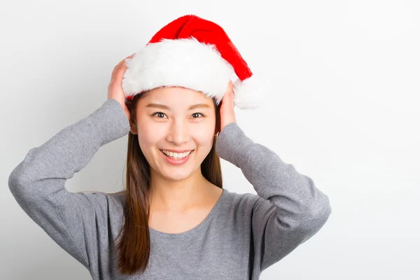 Giovane donna asiatica con cappello di Natale isolato su bianco . — Foto Stock