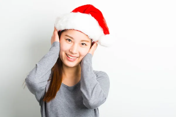 Молода азіатка з різдвяним капелюхом ізольована на білому . — стокове фото