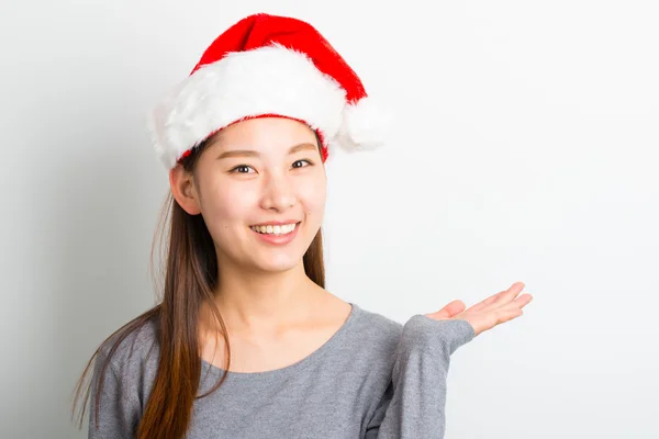 Jovem mulher asiática com chapéu de Natal isolado no branco . — Fotografia de Stock