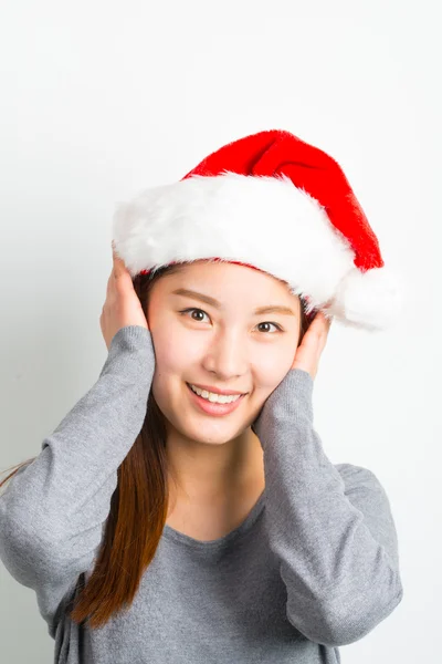 Jovem mulher asiática com chapéu de Natal isolado no branco . — Fotografia de Stock