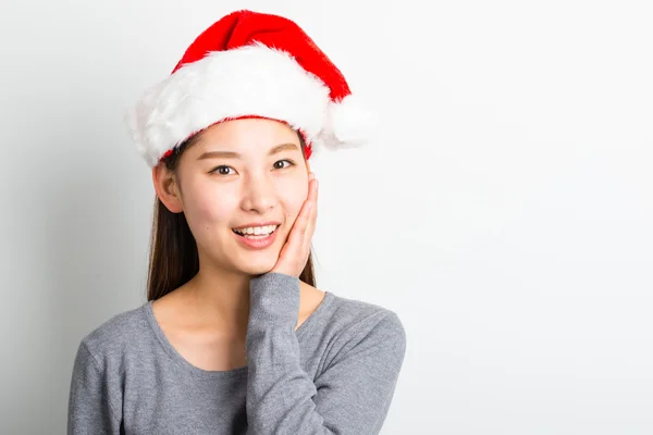 Giovane donna asiatica con cappello di Natale isolato su bianco . — Foto Stock