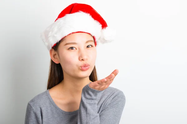 Jeune femme asiatique avec chapeau de Noël isolé sur blanc . — Photo