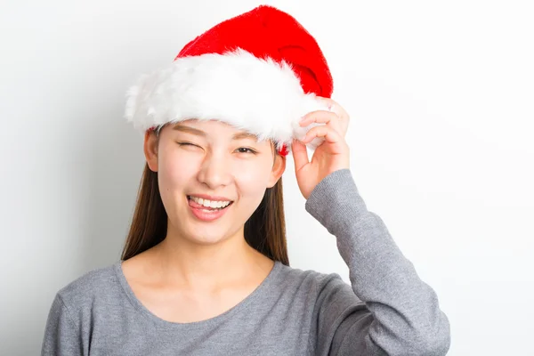 Jovem mulher asiática com chapéu de Natal isolado no branco . — Fotografia de Stock