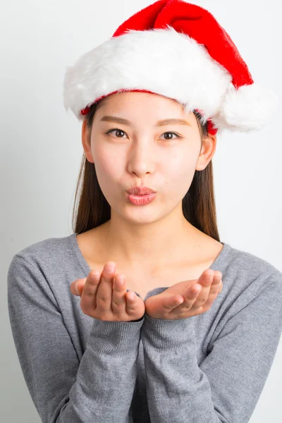 Jovem mulher asiática com chapéu de Natal isolado no branco . — Fotografia de Stock