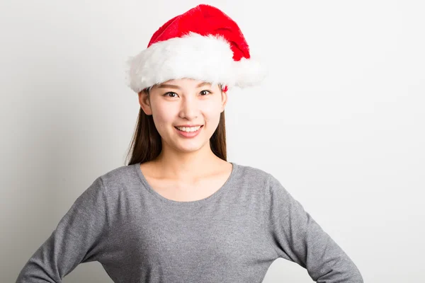白で隔離クリスマス帽子を持つ若いアジア女性. — ストック写真