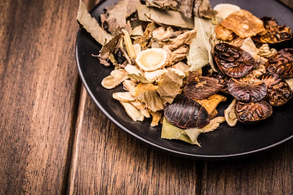 Chinese traditional herbs in the black plate. — Stock Photo, Image